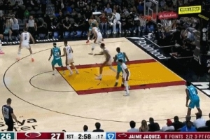 这颠投真准！三球迎着防守人不讲理三分再进还加罚！4中4了！