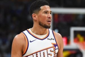 状态出色！布克上半场12中6得17分6板4助 三分5中3