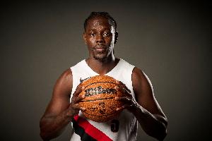 手感冰凉！朱-霍勒迪首节5中0一分未得 拿到2篮板2助攻