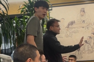 杨瀚森深夜吃夜宵不自律？解说：美国点外卖超贵 小杨也没请厨师