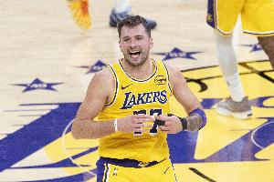 东契奇连续三场砍下40+！解说：看来确实得减肥啊