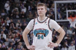 不准还非要投！灰熊半场外线19投仅4中 命中率仅21.1%