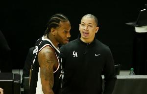 莱昂纳德是否会有更多球权？卢：比赛情况会决定谁来出手