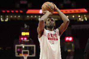 进攻真不错！格兰特半场5中4&三分1中1拿到10分 另有1助2断