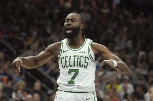 悬念再起！杰伦-布朗抢断上篮强势打进 绿军一波6-0打回悬念