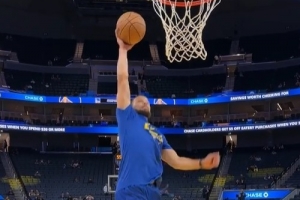 金州拉文名不虚传！库里热身自抛自扣单手扣篮 这一扣打几分