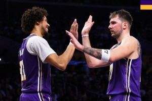 厥功至伟！湖人官方晒赢球海报 东契奇与海斯击掌画面登上封面