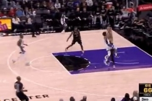 克利福德反击撞倒波杰姆斯基&被吹进攻犯规 国王挑战成功&拿两罚